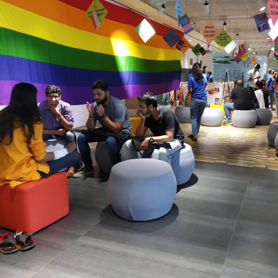 An intimate discussion between employees and a storyteller